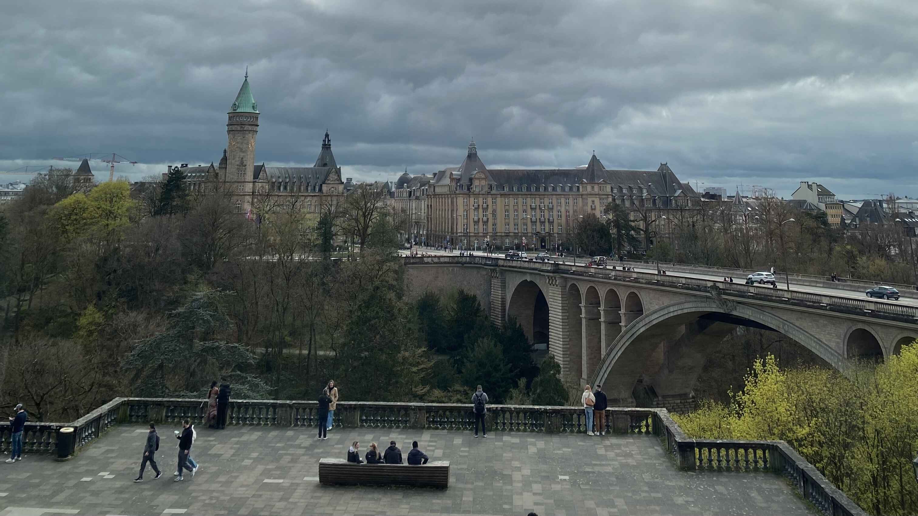 نمای شهر از بالای یک پل