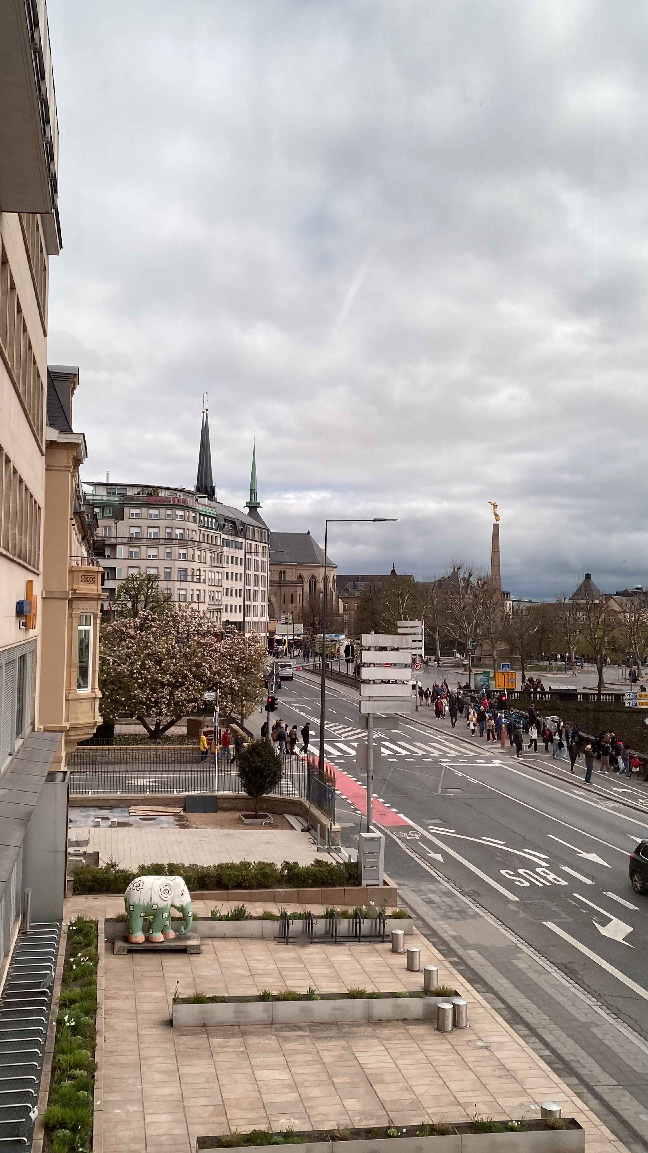 نمایی از شهر از داخل موزه هنرهای مدرن