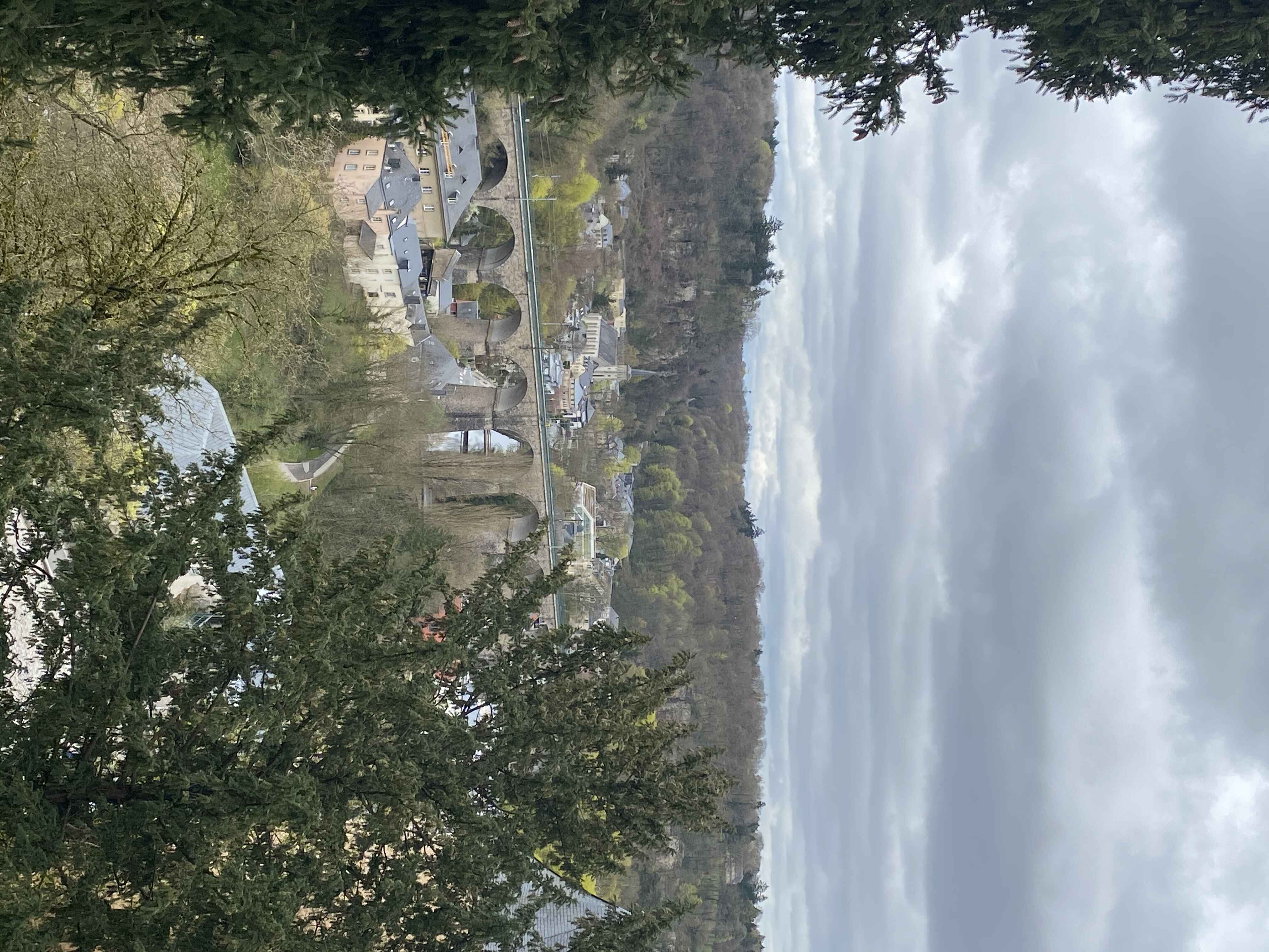 نمایی از یکی از پل‌های شهر