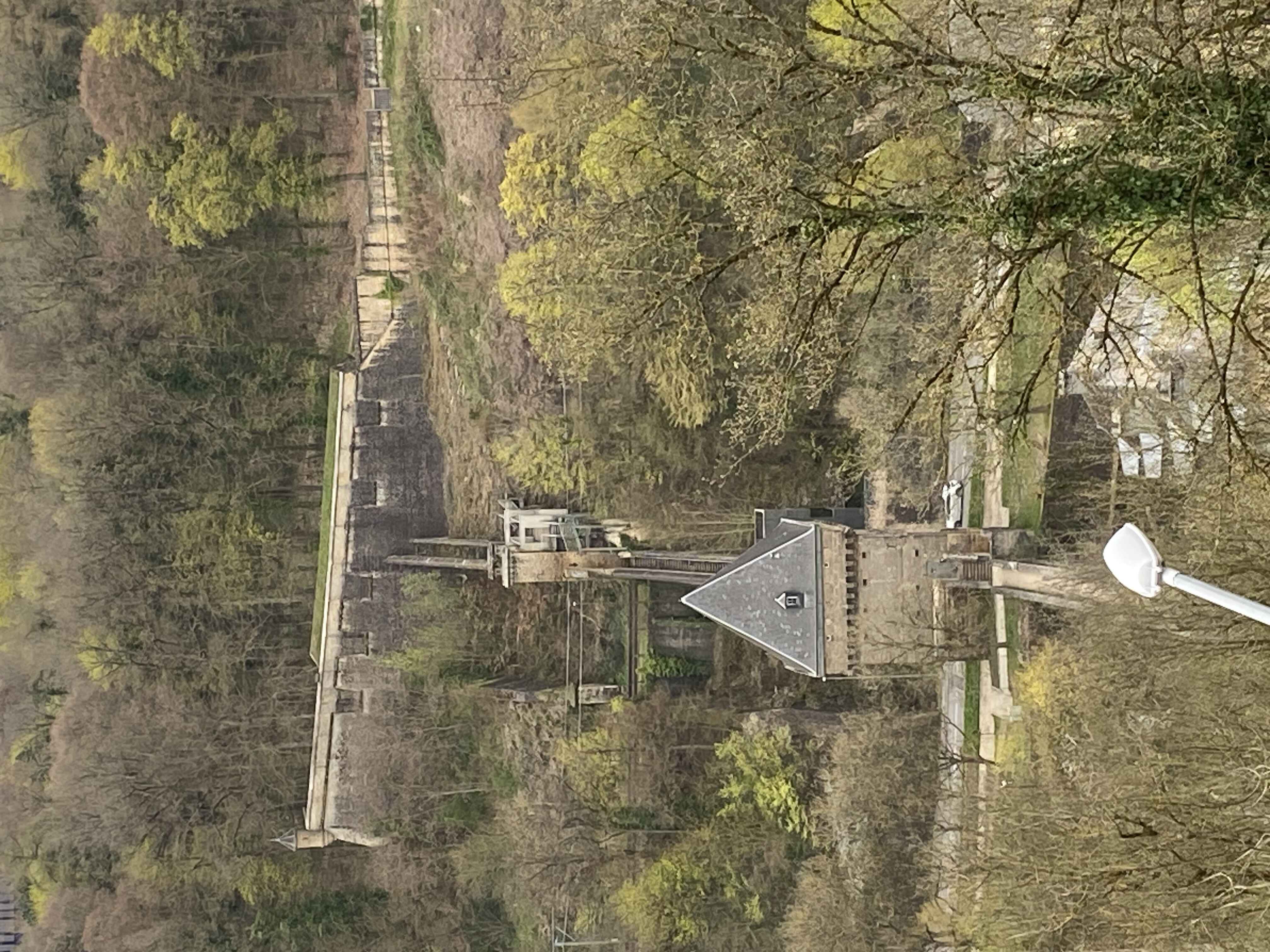 دیوار و برج